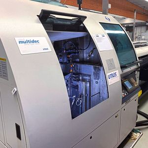 100% Swiss made bei A.K.TEK in Hagen: Tornos Multideco mit Standgenlader und Utilis-Werkzeugbestückung.(Bild:  Utilis)