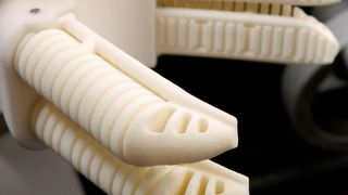 Individueller Greifer von LMD Innovation: Er besteht aus dem Polypropylen LUVOSINT 65-8824 von Lehmann&Voss und wurde via Lasersintern gefertigt. (Bild: Lehmann&Voss)