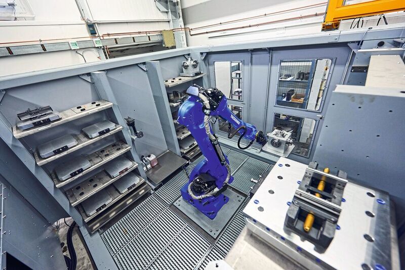 Die Roboterzelle versorgt das Bearbeitungszentrum mit den jeweiligen Paletten. (Heidenhain)