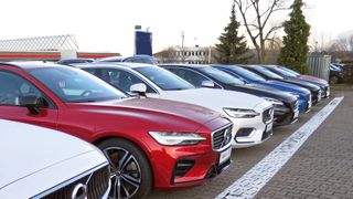 Der Gebrauchtwagenmarkt kommt langsam zurück. Es gibt wieder mehr Ware, die Preise sinken aber bestenfalls leicht. (Bild: Lulei – VCG)