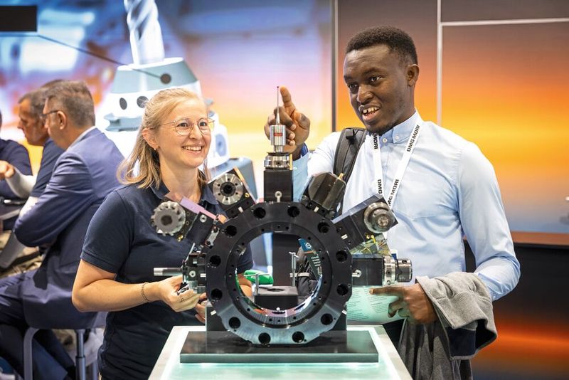 Technik zum Anfassen: Interessante Einblicke in eine ausgestellte Spannlösung auf der AMB 2026. (Bild: Frank Eppler / Messe Stuttgart)