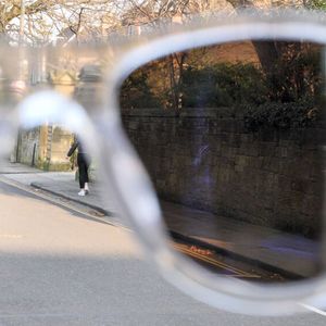 Anschaulich: Dank des patentierten Glases ist in der Hindsight-Brille der nachfolgende Verkehr zu erkennen(Bild:  Hindsight)