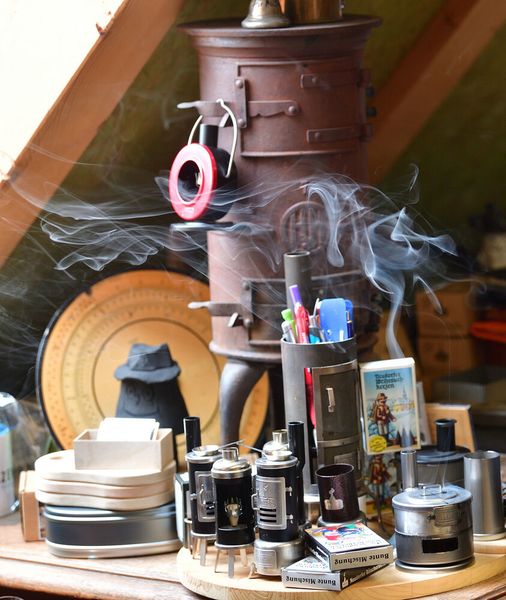Die im Erzgebirge traditionell nach Weihrauch duftenden Räucherkerzen nennt man dort auch „Weihrichkarzl“. (2016 Schmidtfoto Chemnitz)