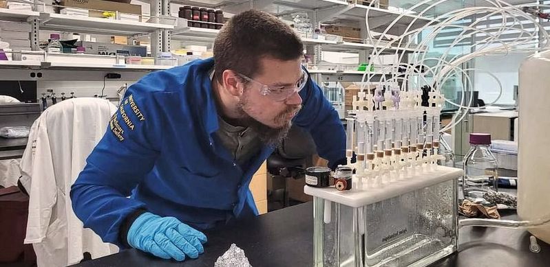 Tilman Schramm, Doktorand in der Gruppe von Daniel Petras und ehemaliger Masterand an der Universität Tübingen, extrahiert gelöste organische Moleküle aus Meerwasserproben für die Massenspektrometrieanalyse.(Bild:  Daniel Petras)