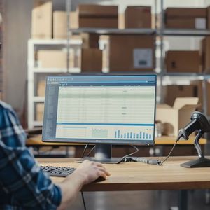 Die optionale ASUS Control Center-Software dient der zentralen Administration größerer Bestände. Die Funktionen umfassen das System-Monitoring, die Softwareverwaltung sowie die Einrichtung von Alarmmeldungen. (Bild: Asus)