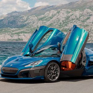 Vor drei Jahren noch unter dem Arbeitstitel C2 als Studie jenseits aller Vorstellungskraft auf dem Genfer Salon präsentiert, markiert die Serienfassung dieses Tieffliegers auf Rädern den vorläufigen Höhepunkt für die Marke.(Bild:  www.KL-photo.com/Rimac)