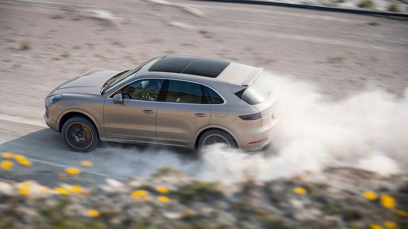 Heute verfügt der Cayenne über eine so breite Antriebspalette wie noch nie –inklusive zwei Hybrid-Versionen. Der Diesel ist mit der aktuellen Modellgeneration jedoch wieder aus dem Angebot verschwunden. (Bild: Porsche)