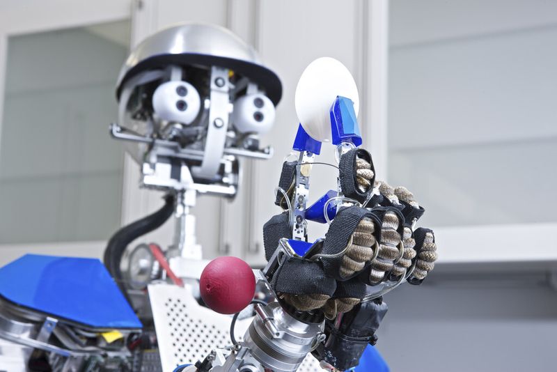 Der Roboter ARMAR reagiert auf Sprache und Gesten von Personen und orientiert sich selbstständig in der Küche. Dank Kameras und Sensoren findet er sich selber im Zimmer zurecht, erkennt Gegenstände und greift sie mit der notwendigen Feinfühligkeit. (Bild: KIT)