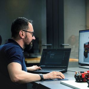 Mit dem Ansatz des Sequence Logic Modelling von Selmo Technology werden Maschinenabläufe effizienter, sicherer und flexibler steuerbar, während die praxisorientierten Modelle von fischertechnik die Automatisierungstechnologie in greifbare Anwendungen übersetzen.(Bild:  Selmo Technology)