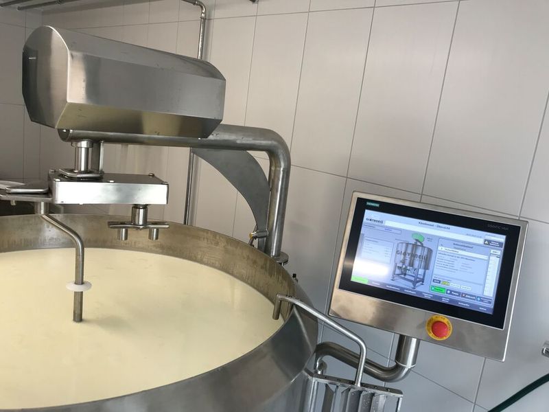 Der mit automatisierte Käsekessel bietet eine integrierte Rezepturverwaltung und ermöglicht den Fernzugriff per PC oder Mobiltelefon. (Bild: Siemens)