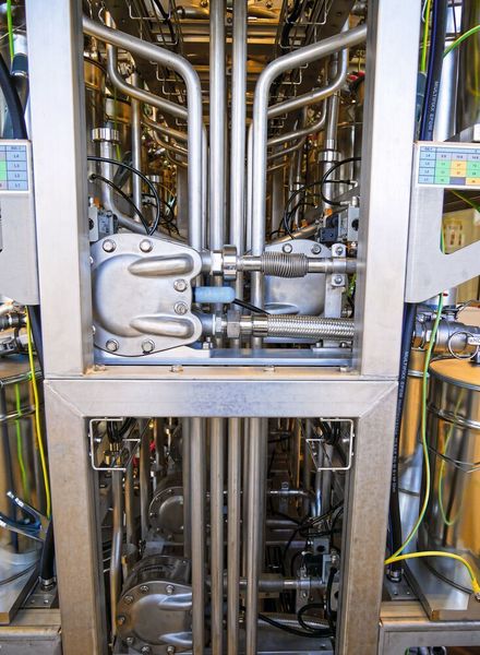 Die zentrale Rohstoffversorgung der mehr als 300 über den Dosierautomaten verfügbaren Dosierstellen findet mittels der Timmer-Pumpen statt. (BASF Coatings)