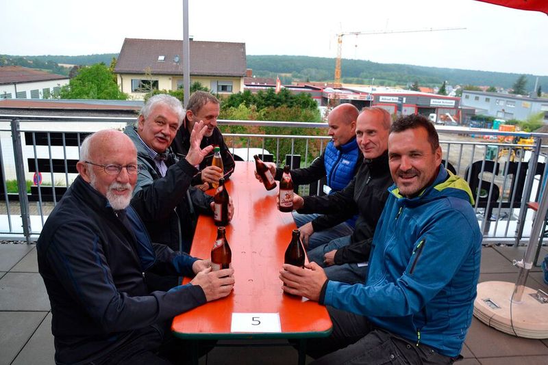 Gute Stimmung trotz schlechten Wetters über den Dächern von Höchberg.  (Bild: Dotzler, Dominsky, Lacher, Maderner, Michel, Rosenow, Schweitzer/»kfz-betrieb“)