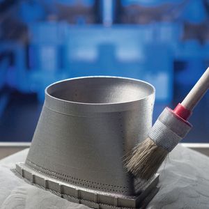 Dieses kurze Rohrstück verbindet zwei Teile einer Gasturbine. Der fließende Übergang von einer runden in eine eckige Form ist mit herkömmlichen Produktionsverfahren schwierig herzustellen. Mit 3D-Druckern geht es ganz einfach.