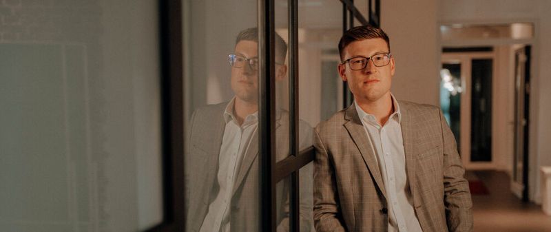 Julian Ziebarth ist Geschäftsführer von Ziebarth Industrial Technologies sowie KI-Strategieberater für die Industrie. Als ehemaliger Betriebsleiter im Formenbau kennt er die industrielle Wertschöpfung aus der Praxis.(Bild:  Ziebarth Industrial Technologies)