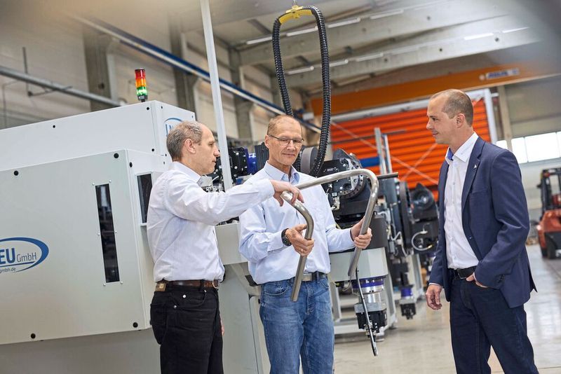 Gebogen werden kann fast alles, zum Beispiel Teile für Automobilhersteller, Babyschaukeln oder Rührhaken für Wurst- und Backmaschinen. Im Bild (v.l.): Jörg Neu, Geschäftsführer, und Lothar Kummermehr, Vertrieb (beide J. Neu GmbH), sowie Michael Stutzer, Vertriebs­ingenieur bei Wittenstein Alpha.  (Wittenstein)