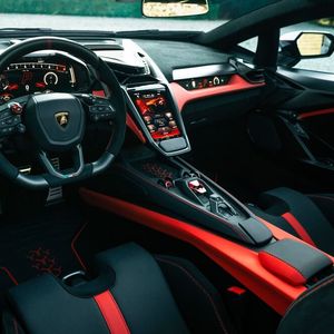 Carbon, leather, Alcantara and plenty of display characterize the interior of the Fenomeno Roadster(Image: Lamborghini)