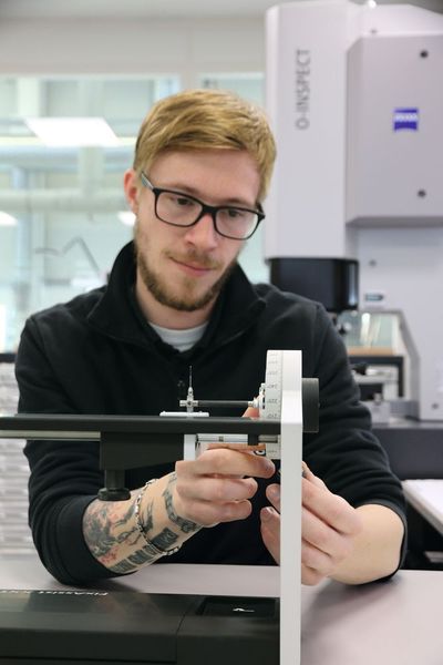 Das Winkelgerät Zeiss Fix-Assist hält den Taster sicher: der Bediener kann mühelos mit beiden Händen den Winkel einstellen und den Taster justieren. (Carl Zeiss IMT)