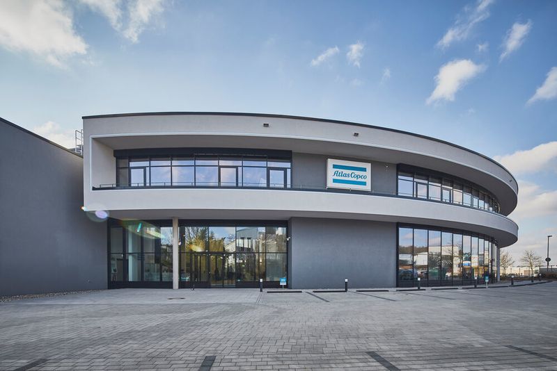 Der 4000 m² große Anbau beherbergt das neue Innovationszentrum sowie Schulungs- und Büroräume. Auch zusätzliche Flächen für Logistik und Lager wurden im Zuge des Umbaus geschaffen.  (Vollack Gruppe)