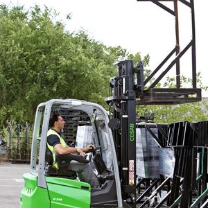 Der B316 im Einsatz: Das von Cesab selbst entwickelte Hubgerüst mit Mastdämpfung beim Heben und Senken bietet stets optimale Sicht für den Fahrer. 