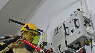 Das mobile Störlichtbogenschutzsystem Dehn-Arc und die persönliche Schutzausrüstung Dehn-Care ermöglichen ein sicheres Arbeiten unter Spannung. (Bild: Dehn)
