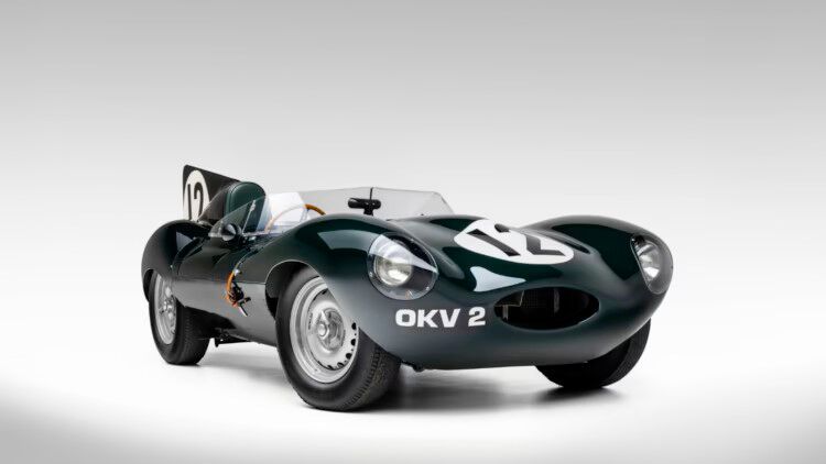 Den Ertrag von 4.295.000 USD und damit Rang 9 erbrachte dieser 1954er Jaguar D-Type. Der berühmte Werks-Jaguar „OKV 2“ wurde von Stirling Moss und Peter Walker als Führungsfahrzeug bei Jaguars Angriff auf die 24 Stunden von Le Mans 1954 eingesetzt und fuhr die schnellste Runde. Er ist vermutlich einer der am häufigsten eingesetzte Werks-D-Type. (Bild: Broad Arrow Auctions)