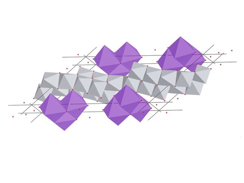 Abb.3: Natriumtitanat, interessant in der Photokatalyse oder als Halbleiterelektrodenmaterial für Farbstoffsolarzellen, wird als metastabile Phase durch hydrothermale Synthese synthetisiert. Das Material kristallisiert in langen dünnen Nadeln und weist eine starke Unordnung auf. Auch hier konnte die Struktur mittels ADT gelöst werden [8].  (Bild: Kolb et al., Universität Mainz)