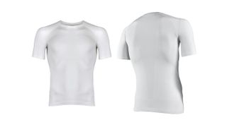 Auf den ersten Blick scheint es sich um ein ganz gewöhnliches T-Shirt für sportliche Aktivitäten zu handeln, das üblicherweise aus Kunstsfasern besteht. In Wirklichkeit soll es eine Ära der nachhaltigeren Sportbekleidung einläuten! Denn es besteht aus Bio-Polyethylen. Hier mehr ... (Bild: Falke / ITA)