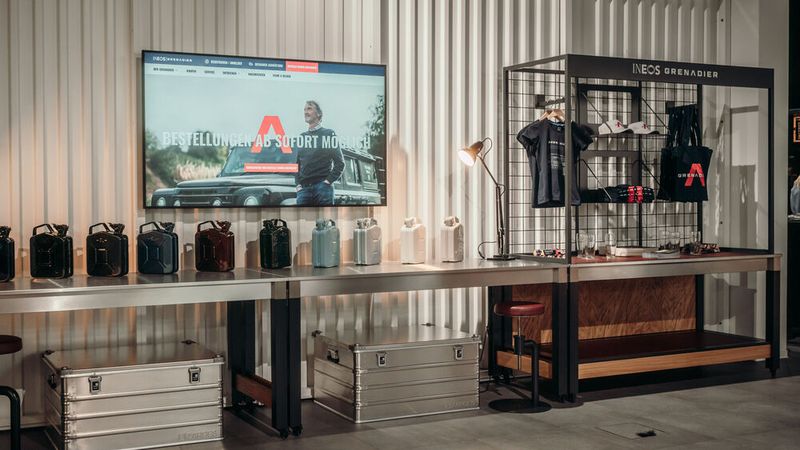 Die aneinander gereihten Benzinkanister tragen die verschiedenen Farben, in denen der Grenadier zu haben ist. (Bild: Hedin/Vision Inspires)