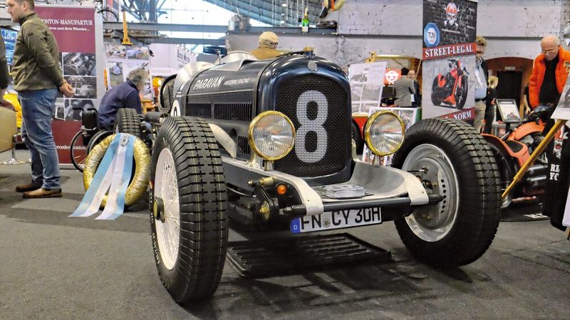 Ein Gang durch die Ausstellung zeigt historische Rennwagen, einst gefahren von mutigen Piloten. (Bild: Zietz – »kfz-betrieb«)