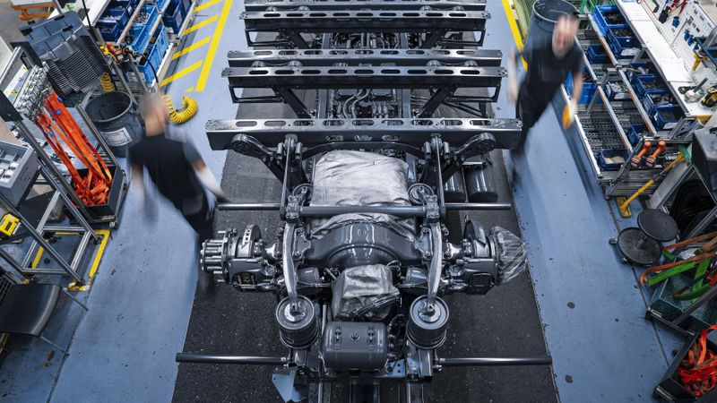 Für die Reichweite nutzt der Hersteller unter anderem eine selbst entwickelte elektrische Antriebsachse. (Bild: Daimler Truck)