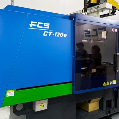 FCS präsentiert sich zur K mit leistungsfähigen Spritzgießlösungen unter dem Motto „Intelligente Fertigung und nachhaltige Praxis“ zeigt das Unternehmen eine breite Palette nachhaltiger Formgebungslösungen. (Bild: FCS)