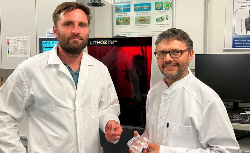 Doktorand Christian Polley (links) und Professor Hermann Seitz (rechts) vom Lehrstuhl für Mikrofluidik der Universität Rostock untersuchen, wie mit 3D-gedruckten, elektrisch aktiven Implantaten große Knochendefekte behandelt werden können.