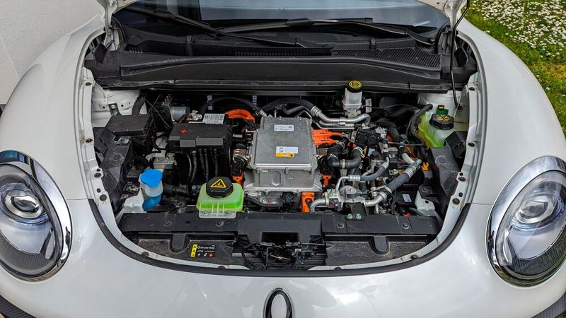 Ein Zusatzkofferraum unter der vorderen Haube (Frunk) ist leider nicht vorhanden.  (Bild: Rosenow – VCG)