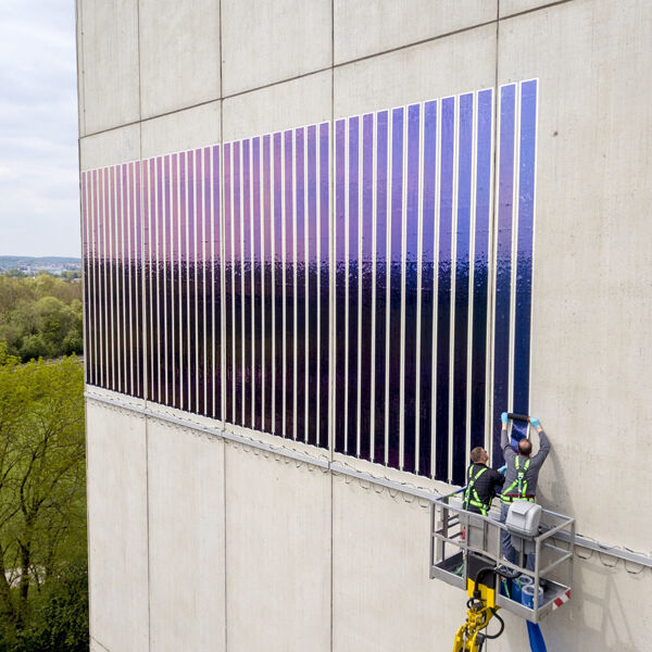 Heliatek aus Dresden hat eine organische Solarfolie entwickelt, die sich zum Beispiel auch an vertikalen Flächen anbringen lässt. Den sicheren Betrieb überwacht Heliatek mit Technologie von JMP.