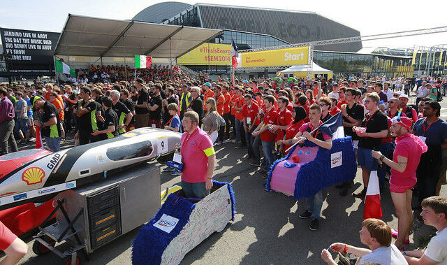 Fans und Teilnehmer währen der Preisverleihung am Ahoy Center in Rotterdam (Jiri Buller/AP Images for Shell)