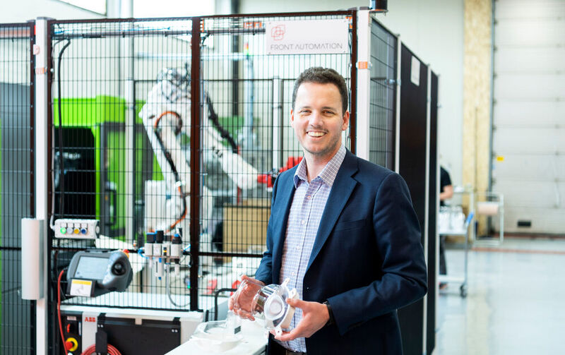 Mikael Klockseth, CEO von Tiki Safety, ist mit der neuen Produktionszelle zufrieden: „Mit Einsatz des ABB-Roboters konnten wir die Durchlaufzeit um das Zehnfache beschleunigen. Dadurch sind wir in der Lage, unsere Aufträge zu erfüllen und Krankenhäuser in Schweden und rund um den Globus so schnell wie möglich zu beliefern.“ (Jonas Bilberg)
