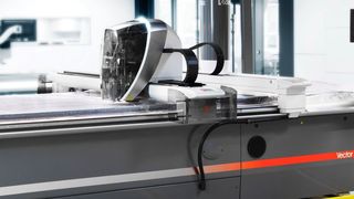 Dem Vectorauto iX6 hat der Hersteller Lectra jetzt ein Verbessrungspaket angedeihen lassen. Unter anderem soll das mehrlagige Schneiden von Kunstleder oder anderen synthetischen Materialien noch besser klappen. (Nicolas Louis)