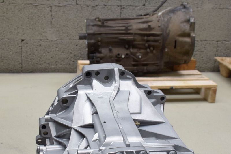 Die nackte Metallhaut hat übrigens einen technischen Sinn: Sie leitet die Wärme besser ab als eine beschichtete Oberfläche. (»kfz-betrieb«/Jan Rosenow)