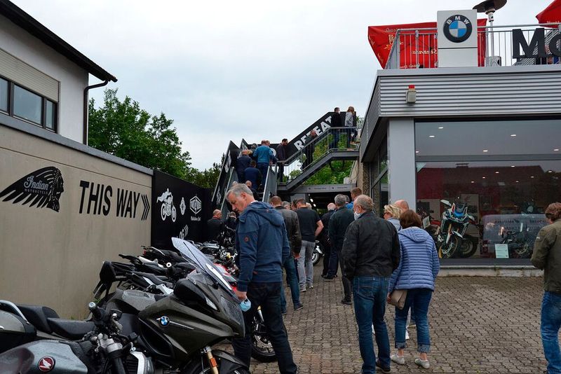 Am ersten Abend trafen sich die Teilnehmer im Motorradhaus Ebert in Höchberg zum Abendessen und Kennenlernen. (Bild: Dotzler, Dominsky, Lacher, Maderner, Michel, Rosenow, Schweitzer/»kfz-betrieb“)