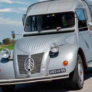 Die im Frühjahr 1951 eingeführten Lieferwagen auf 2CV-Basis unterschieden sich von der Limousine ab der B-Säule durch einen kastenartigen geräumigen Laderaum, der durch zwei Flügeltüren am Heck zu beladen ist. Der Lieferwagen wurde von Citroën als „Fourgonnette“ bezeichnet. Die Fertigung des auch als „Kasten-Ente“ bezeichneten Lieferwagens wurde Mitte 1978 eingestellt. Im Sommer desselben Jahres nahm die Hochdachvariante der Dyane, die Acadiane, ihren Platz ein. (Bild:  Citroën)