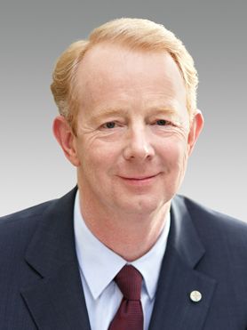  Dr. Marijn Dekkers, CEO von Bayer:„Naturwissenschaftler können Werte schaffen und müssen dafür auch entsprechend bezahlt werden. Das war vor 25 Jahren besser als jetzt - in Europa und Amerika.“     Bayer-Innovations-Pressekonferenz am 8.12.2010    (Archiv: Vogel Business Media)