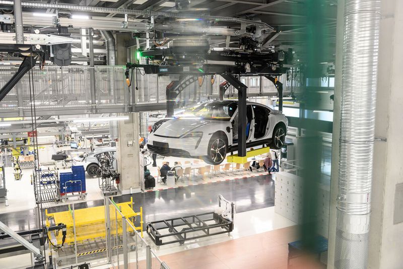 Die Endmontage im Porsche-Werk in Stuttgart-Zuffenhausen musste aus Platzgründen in die Höhe gebaut werden.  (Bild: Siemens AG)