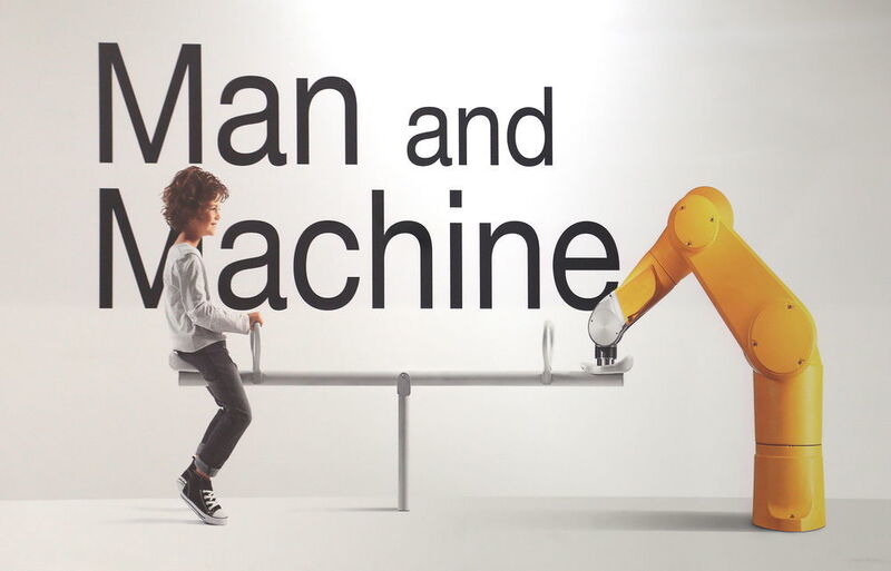 SINDEX 2016, un slogan subtile associant texte et image : «Man and Machine» pour démontrer sans le prononcer la collaboration tout en douceur entre le robot et l'humain. (JR Gonthier)