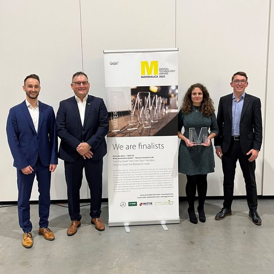 Die Projektpartner wurden für den gemeinsam entwickelten Lösungsansatz am 5. Oktober 2022 in Berlin als Gewinner des Materialica Design + Technology Awards 2022 in der Kategorie Material ausgezeichnet. Von links nach rechts: Georg Stalter (Witte Automotive), Oliver Geiger (BASF), Eleni Kougioumtzi (Mercedes-Benz) und Simon Hoebel (Mercedes-Benz) Die Projektpartner wurden für den gemeinsam entwickelten Lösungsansatz am 5. Oktober 2022 in Berlin als Gewinner des Materialica Design + Technology Awards 2022 in der Kategorie Material ausgezeichnet. Von links nach rechts: Georg Stalter (Witte Automotive), Oliver Geiger (BASF), Eleni Kougioumtzi (Mercedes-Benz) und Simon Hoebel (Mercedes-Benz)