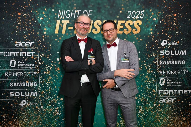 Fesch mit Fliege sind Dirk Beinhauer und Milutin Savic (Toshiba). (Bild: Hannes Magerstädt)