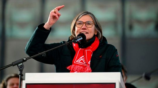 Bald Tarifverhandlungen. Die IG Metall fordert angesichts gestiegener Kosten für die Verbraucher rund sieben Prozent mehr Lohn. Arbeitgeber sprechen allerdings von einer Rezession, die das nicht erlaubt. Bald muss eine Entscheidung fallen, sonst drohen massive Streiks.(Bild:  AFP)