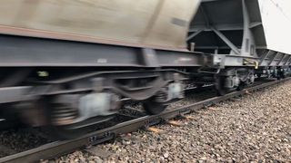 Acht Sensorpaare erfassen das Gewicht und die Gewichtsverteilung von Lok, Waggon, Achse, Rad und Seite. (Althen Mess- und Sensortechnik)