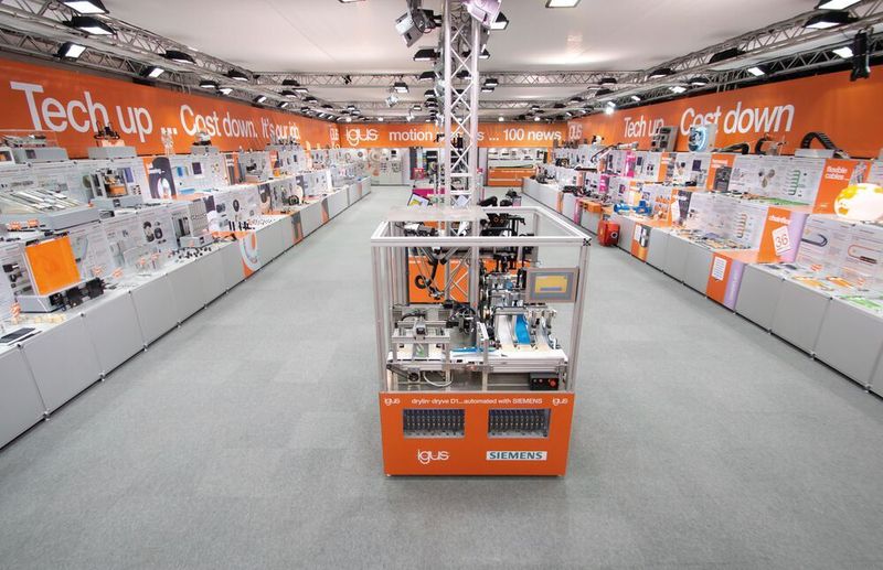 Ein virtueller Rundgang über den Igus-Messestand: 150 Displays und 40 Videos informieren den Besucher über die mehr als 100 motion plastics Neuheiten, klar gegliedert und schnell zu finden.  (Igus GmbH)