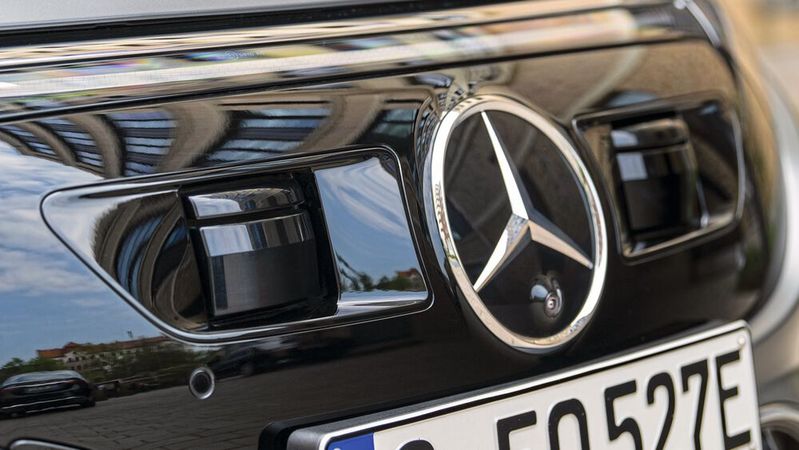 Der Mercedes EQS hat teure Lidar-Sensoren in der Front.(Bild:  Mercedes-Benz)