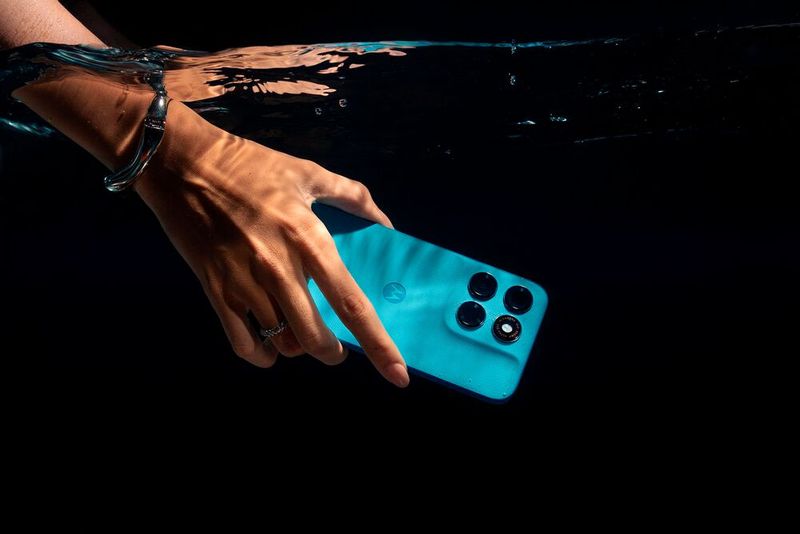 Wie auch die anderen Modelle der neuen Moto-g-Reihe kann das Moto g87 auch mal ins Wasser fallen. (Bild: Lenovo)
